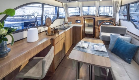 Linssen  30 SL Sedan, for sale, interior, Shepperton