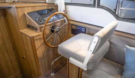 Linssen  30 SL Sedan, for sale, cockpit
